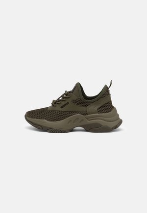 Baskets vert olive avec tige en mesh respirant, laçage à l'avant, col rembourré et semelle épaisse texturée, vues de profil.