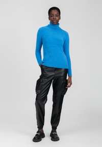INFLUENCER FLUFFY TURTLENECK PULL - Maglione - capri