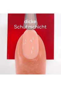 Zarte rosa Nagellack auf einem Finger mit glänzendem Finish, vor einem roten Hintergrund präsentiert und mit einem klaren Nagellackapplikator versehen.