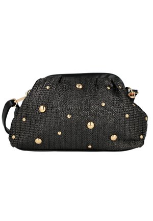Bolso tejido negro con tachuelas redondas doradas dispersas por su superficie y un asa corta negra unida con herrajes dorados.