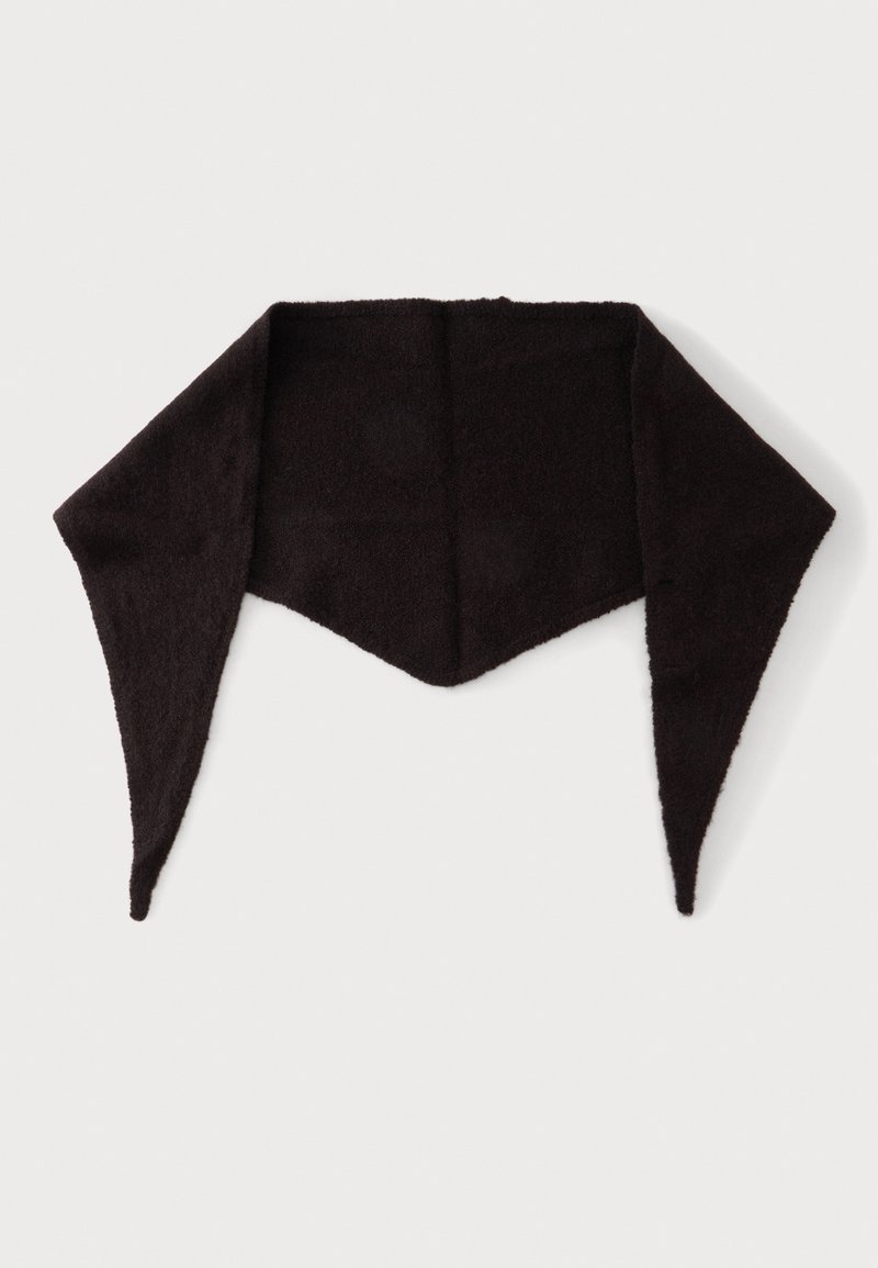 Châle en laine texturée marron foncé avec un large panneau arrière et de longues extrémités pointues sur un fond blanc uni.