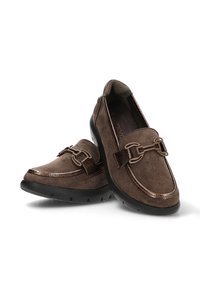 Mocasines de ante marrón con un acento decorativo de cadena de metal, suela de goma y un brillante ribete contrastante a lo largo de los bordes, que ofrecen una textura suave.