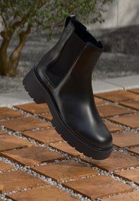 CHUNKY CHELSEA BOOT - Botas de tornozelo com plataforma - black