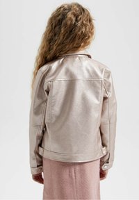 Chaqueta de cuero sintético en tono oro rosa metálico con cuello clásico, puños abotonados y superficie de textura suave, vista desde atrás.