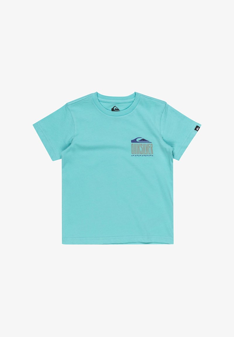 Turkos bomull t-shirt med kort ärm, rund halsringning och en Quiksilver-logotyp i lila och guld på vänster bröst.