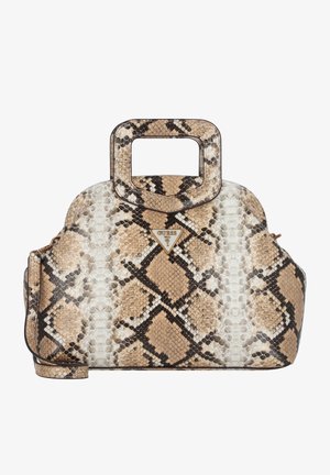 Torebka w wężowy wzór o uporządkowanym kształcie, z dużym, kwadratowym uchwytem i trójkątnym akcentem logo. Paleta kolorów obejmuje beżowy i biały.