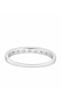 Strieborný prsteň s hladkým pásom, s malými okrúhlymi výrezmi a rovnomerne rozmiestnenými priehľadnými drahokamami. Minimalistický dizajn a leštený povrch.