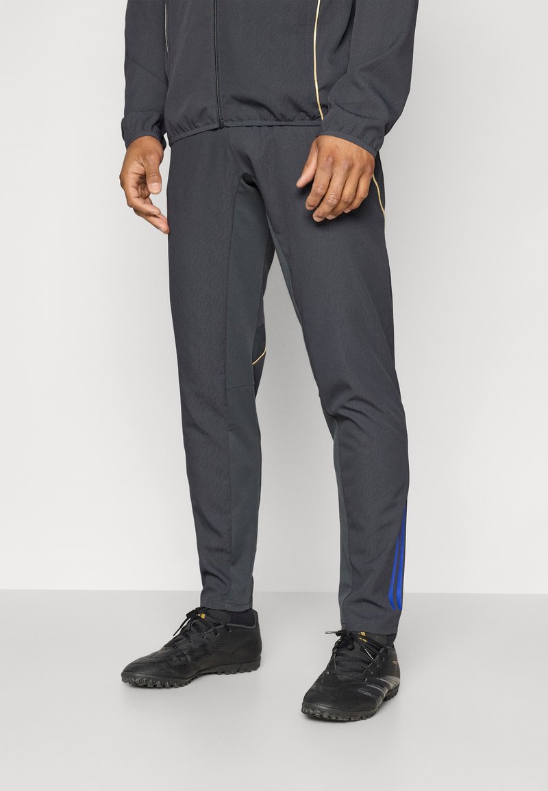 Sorte sportsbukser lavet af letvægtsstof, med blå og guld detaljer langs sidesømmene og en tapered fit.