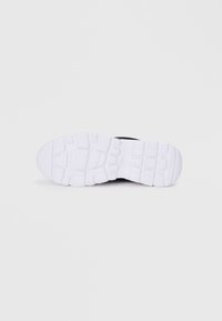Svarte sneakers med hvit gummisåle, med teksturert mønster og en robust, avrundet tådesign. Minimalistisk og funksjonelt utseende.