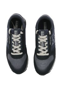 Zapatillas Napapijri azul y gris con cordones blancos, punteras de tela de malla y logotipo prominente en la lengüeta y paneles laterales, vista desde arriba.
