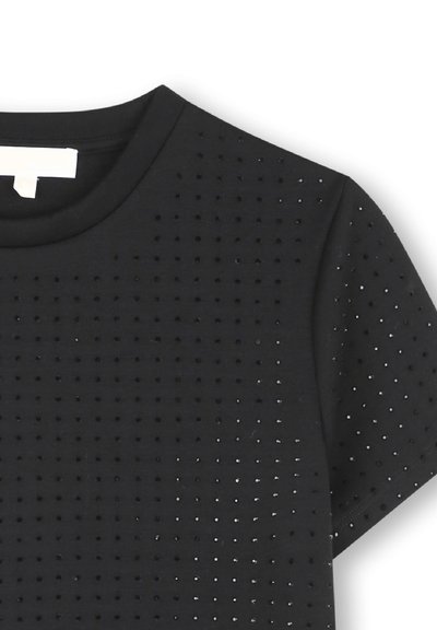 Zwarte T-shirt met korte mouwen van zachte stof, met gelijkmatig verdeelde, kleine perforaties die een textuurontwerp over het oppervlak creëren.