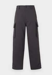 Sötét szürke cargo nadrág, sima anyagból készült, két oldalsó zsebbel és gombos záródással. Laza szabású, szűkített szárvégekkel.