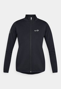 Svart zip-up jakke laget av teksturert stoff, med lange ermer, høy krage og en hvit logo på brystet.