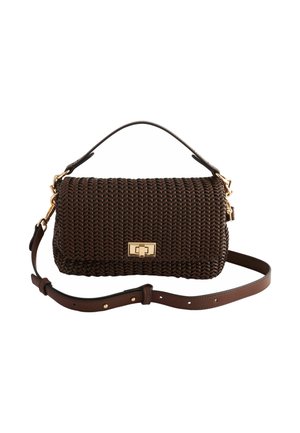 Sac à main marron tissé avec une forme structurée, des accents en cuir, une poignée supérieure et une bandoulière amovible. Comprend un fermoir en métal doré.