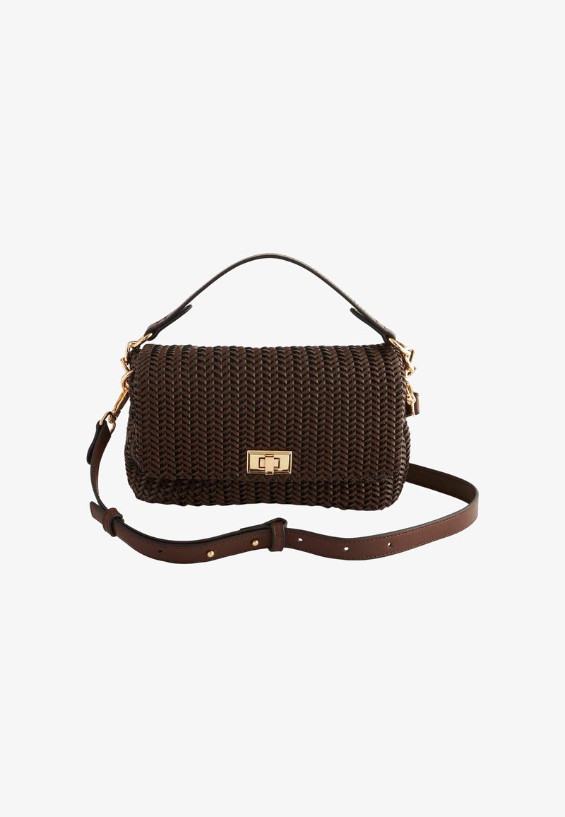 Sac à main marron tissé avec une forme structurée, des accents en cuir, une poignée supérieure et une bandoulière amovible. Comprend un fermoir en métal doré.