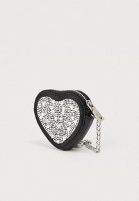 Μαύρο δερμάτινο πουγκί σε σχήμα καρδιάς, με διακοσμητική διάταξη από στρας στο μπροστινό μέρος και ασημένια αλυσίδα προσάρτησης.