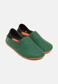 Scarpe slip-on verdi in feltro con accenti neri e sole arancioni. Design con punta arrotondata, materiale testurizzato e suola in gomma flessibile.
