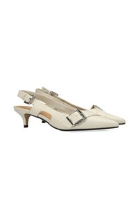 Roomkleurige slingbackhakken met puntige neuzen, voorzien van zilverkleurige gespsluitingen en een gestructureerde afwerking. Lage, taps toelopende hak en open zijkanten.
