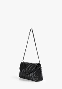 Bolso de mano de cuero negro con patrón de rombos en relieve, correa de cadena y cierre magnético. Forma compacta y rectangular con textura suave.