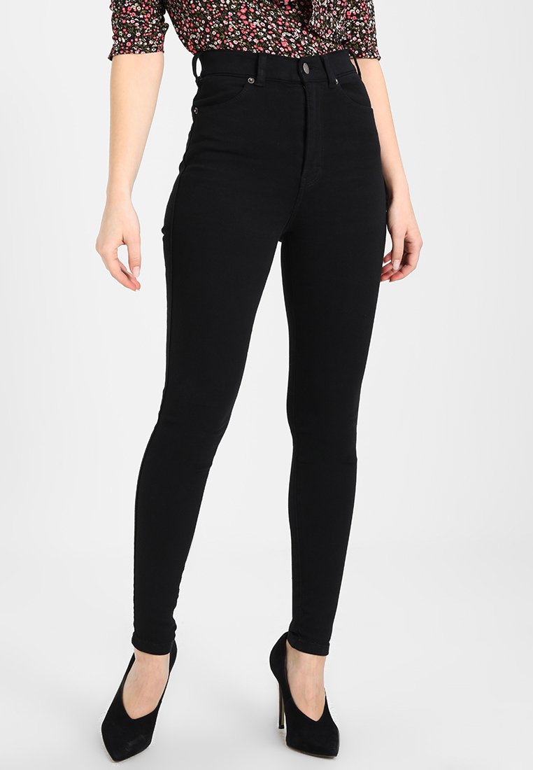 Jeans skinny neri a vita alta in un materiale elasticizzato, con una texture liscia, tasche frontali e un design aderente.