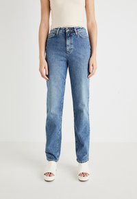 Lichtblauwe high-waisted jeans met rechte pijpen, gemaakt van denimstof, met een knopengulp en een ontwerp met vijf zakken.