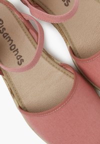 Roosa kangas sandaalid ümarate varvastega, kahe rihmaga jala kohal ja tekstureeritud beeži siseosaga. Märkimisväärne õmblemine servade ümber.