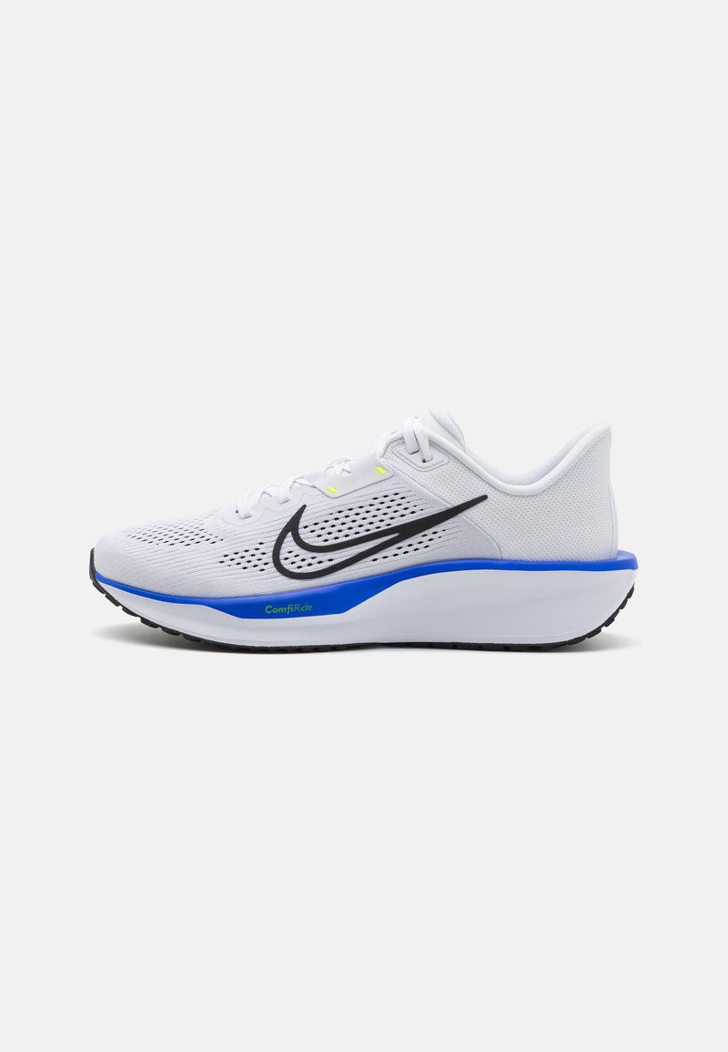Witte Nike hardloopschoen met een ademende mesh bovenkant, zwart accentlogo, blauwe middenzool en een gestructureerde rubberen loopzool.