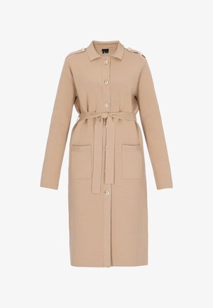 Beige pitkähihaistakki, jossa on kaulus, kaksi etutaskua, vyötärösolmittava vyö ja koristeelliset napit olkapäillä ja edessä.