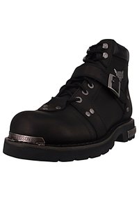 Bota de motocicleta de cuero negro con herrajes metálicos, diseño de cordones y correa ajustable. Cuenta con una punta protectora y un logo en relieve.
