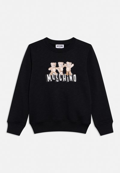 Čierna mikina s dlhými rukávmi, na prednej strane so tromi béžovými plyšovými medvedíkmi a nápisom "MOSCHINO" v kombinácii čiernych a bielych písmen.