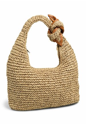 Vævet beige stråhåndtaske med en snoet håndtagsdetalje, fremhævet med brune læderstrimler, sat mod en hvid baggrund.