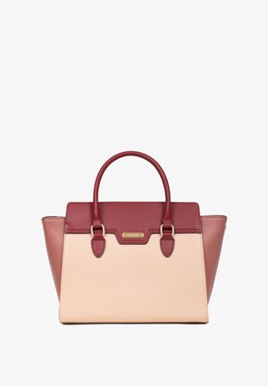 Sac à main bicolore présentant un design structuré. Le haut est d'un bordeaux profond, tandis que le corps est d'un beige plus clair. Matériau texturé avec des accessoires en métal doré.