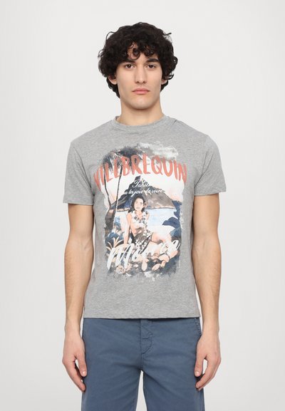Tricou gri din bumbac cu un print grafic colorat al unei siluete pe plajă, cu textul "VILEBREQUIN" în roșu deasupra. Mâneci scurte, guler rotund.