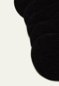Paquet de cinq chaussettes noires, en tissu doux et texturé, avec un design court et une pointe arrondie pour un port discret.