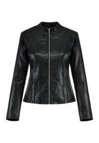 Czarna skórzana kurtka z wysokim kołnierzem, zamkiem błyskawicznym z przodu i długimi rękawami. Posiada boczne kieszenie na zamek oraz pionowe przeszycia.