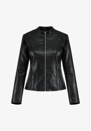 Czarna skórzana kurtka z wysokim kołnierzem, zamkiem błyskawicznym z przodu i długimi rękawami. Posiada boczne kieszenie na zamek oraz pionowe przeszycia.