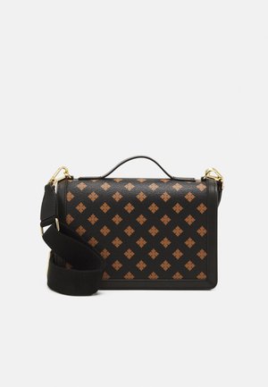Sac bandoulière noir et marron avec un motif géométrique, des ferrures dorées, une poignée supérieure et une bandoulière large en tissu noir réglable.