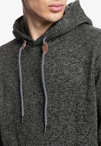 Dunkelgrauer Kapuzenpullover mit einem strukturierten Muster, ausgestattet mit grauen Kordeln und Lederakzenten für ein elegantes Finish.