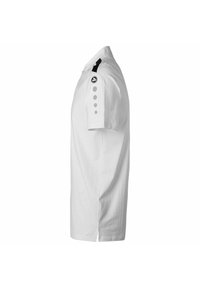 Polo shirt bianco a maniche corte con vestibilità regolare, caratterizzato da un colletto nero e dettagli a bottone circolare grigi sulla spalla. Texture morbida.