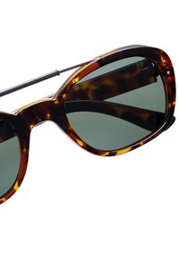 Sköldpaddsdesign solglasögon med gröna linser, oval form och metallaccent vid näsbryggan; har tjocka, glansiga plastbågar och slanka templer.