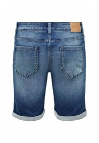 Pantalones cortos de mezclilla en un degradado que va del azul claro al azul oscuro, con dobladillos enrollados, cinco bolsillos y una etiqueta de cuero marrón claro en la cintura.