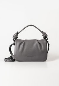 Graue Lederhandtasche mit strukturierter Oberfläche, abgerundetem Obergriff, verstellbarem Tragegurt und gerafftem Detail auf der Vorderseite. Markenname sichtbar.