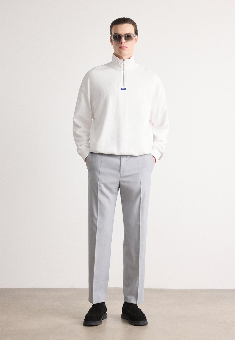 Leggings Outfit Maglione Bianco Camicia Bianca Allargare Maglietta