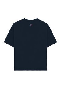 Camiseta de manga corta azul marino vista desde atrás con un pequeño gráfico rojo y azul cerca del cuello.