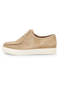Sneakers bej din suede, cu vârful rotunjit, șireturi și talpă albă din cauciuc. Textură moale cu detalii minime de cusătură pe partea superioară.