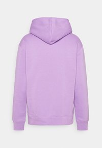 Bakifrån vy av en lila huvtröja med huva och långa ärmar. Tyget ser mjukt ut med en avslappnad och ledig passform.