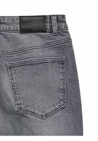 Sive jeans iz denima z zadnjo žepom, s kontrastnim šivanjem in črno usnjeno oznako na pasu. Struktura, klasičen kroj.
