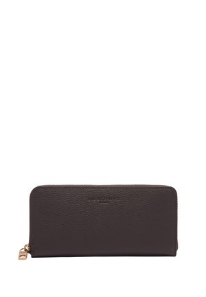 Portfel z ciemnobrązowej skóry o teksturowanej powierzchni. Posiada złoty zamek błyskawiczny i tłoczone logo. Prostokątny kształt z zamknięciem na zamek błyskawiczny wokół.