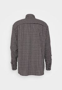 Schwarz-weiß kariertes Hemd, lange Ärmel, Knopfmanschetten und Kragen; besteht aus einem weichen, strukturierten Stoff mit lockerem Sitz.