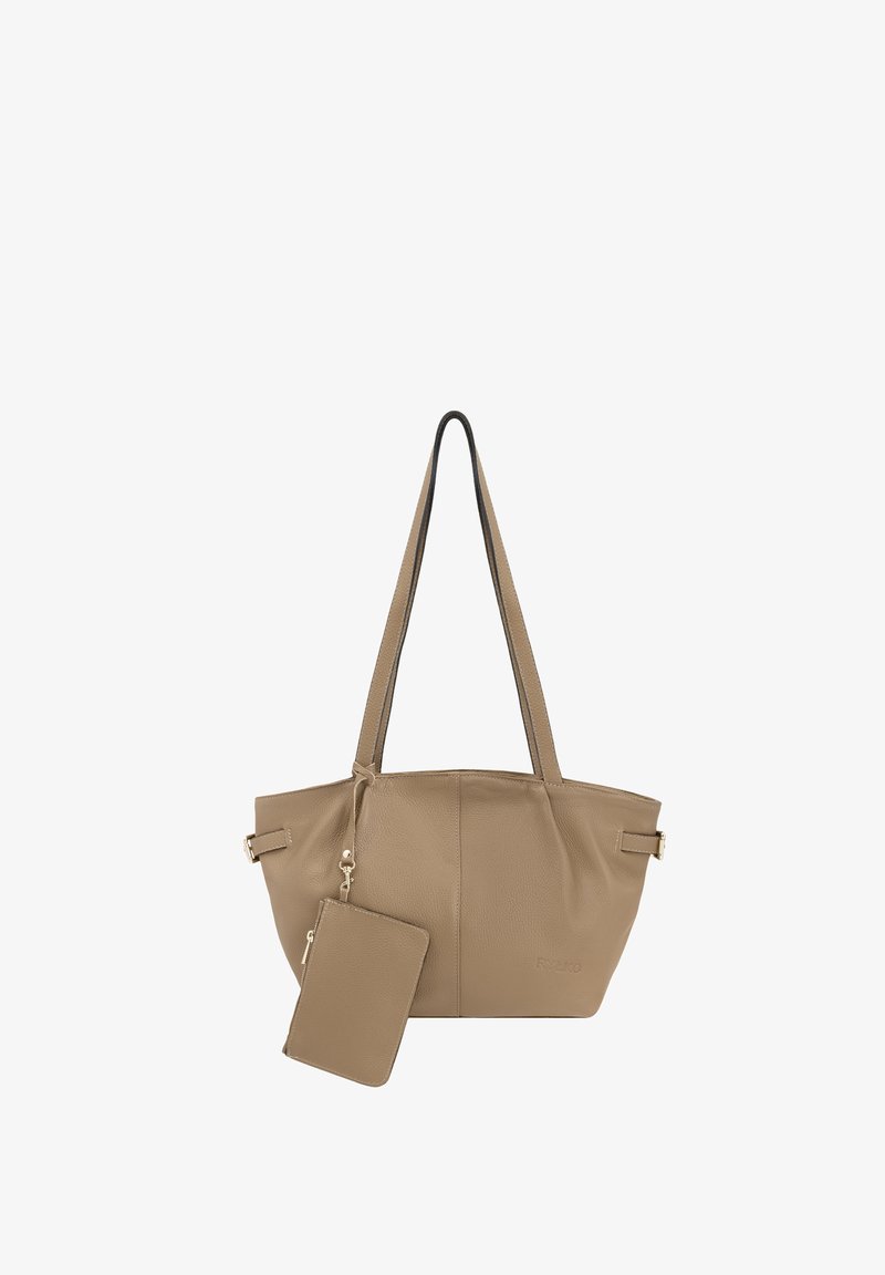 Sac cabas en cuir beige avec de longues poignées et une pochette zippée assortie accrochée à une poignée.
